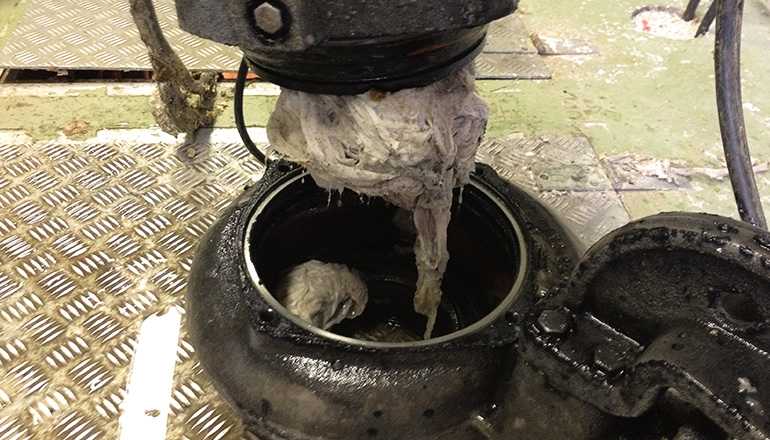 Bilden visar trasor som fastnat i en pump