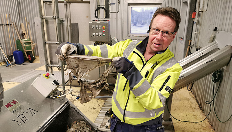 Bilden visar en man som håller upp ett par trosor som hittats i ett rensgaller i avloppsreningsverket i Främby
