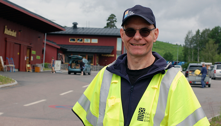 Gunnar som jobbar som driftchef på Återvinningen står framför ÅVC i Falun. 