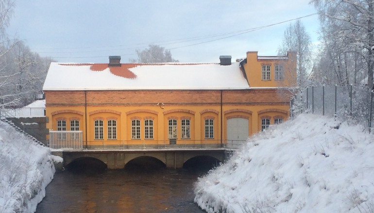 Bilden visar Sundborns kraftstation i vinterskrud. 