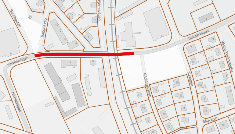 Bilden visar en karta över Timmervägen. På kartan har vi markerat ut var vägen är avstängd. Markeringen löper på Timmervägen med start vid infart och utfart Bagges väg och fram till  infart Rödfärgsvägen. 
