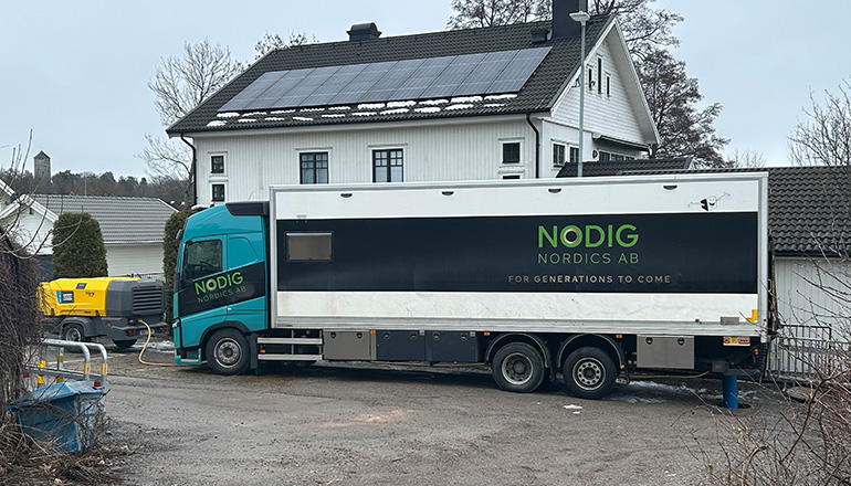 Bilden visar en lastbil som står på en gatan och på bilens skåp står det Nodig Nordics 