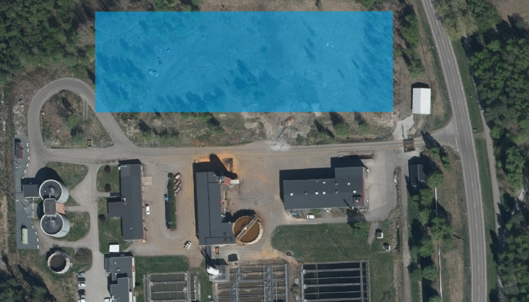 En översiktsbild för Främby avloppsreningsverk som även visar var den nya anläggningen ska placerad. Ytan är markerad med ett blått raster.