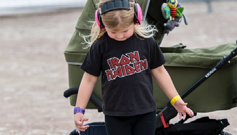 Flicka med hörlurar och Iron Maiden T-shirt