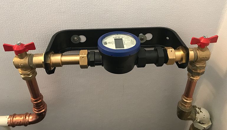Bilden visar en vattenmätare i en mätarkonsol.
