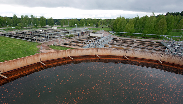 Bilden visar en vy över avloppsreningsverket i Främby